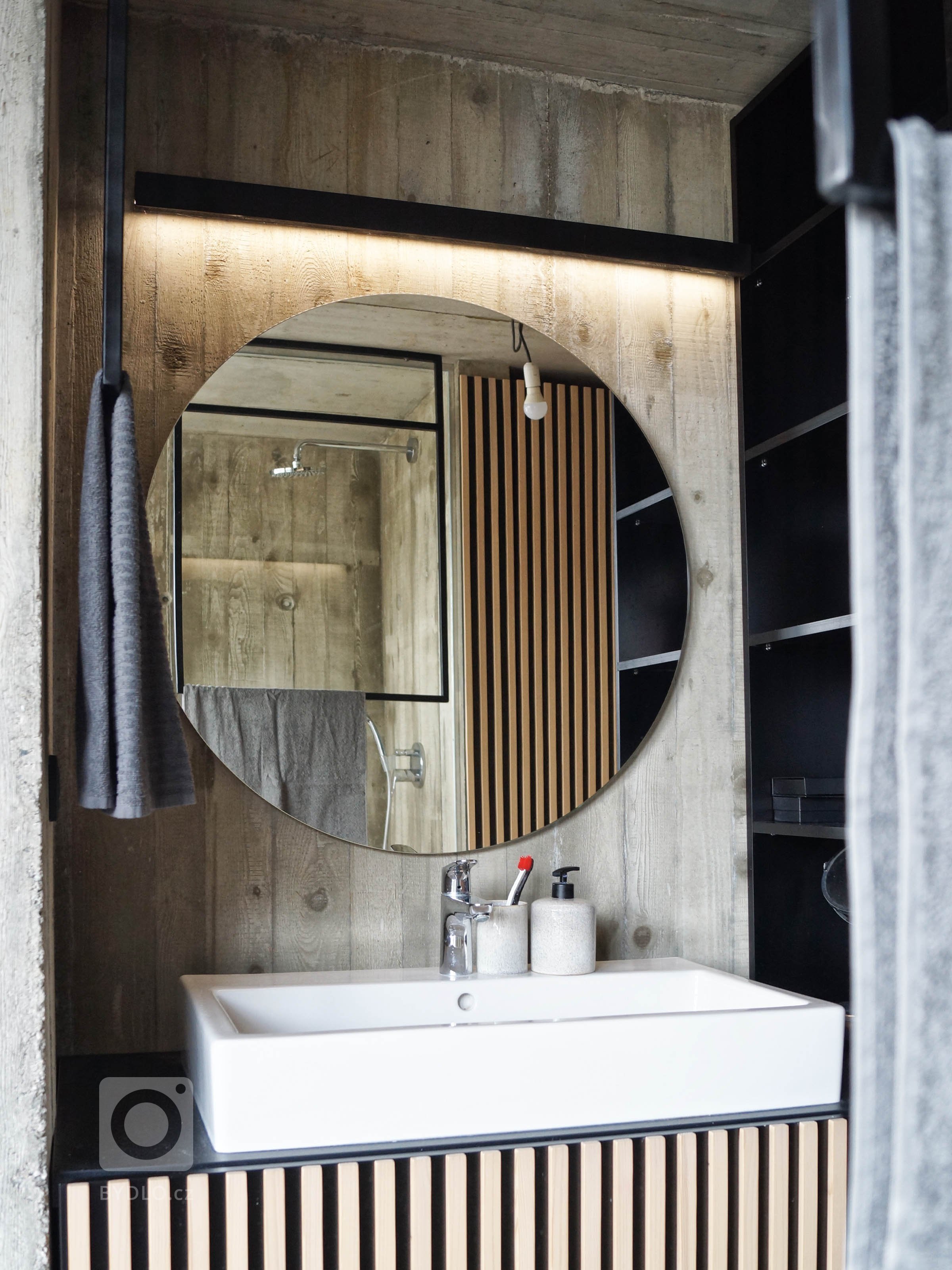 Rodinný dom na úpätí Národného parku Veľká Fatra je situovaný na hranici medzi intravilánom a extravilánom. Ľudovo je dom umiestnený za humnami, takže celé…