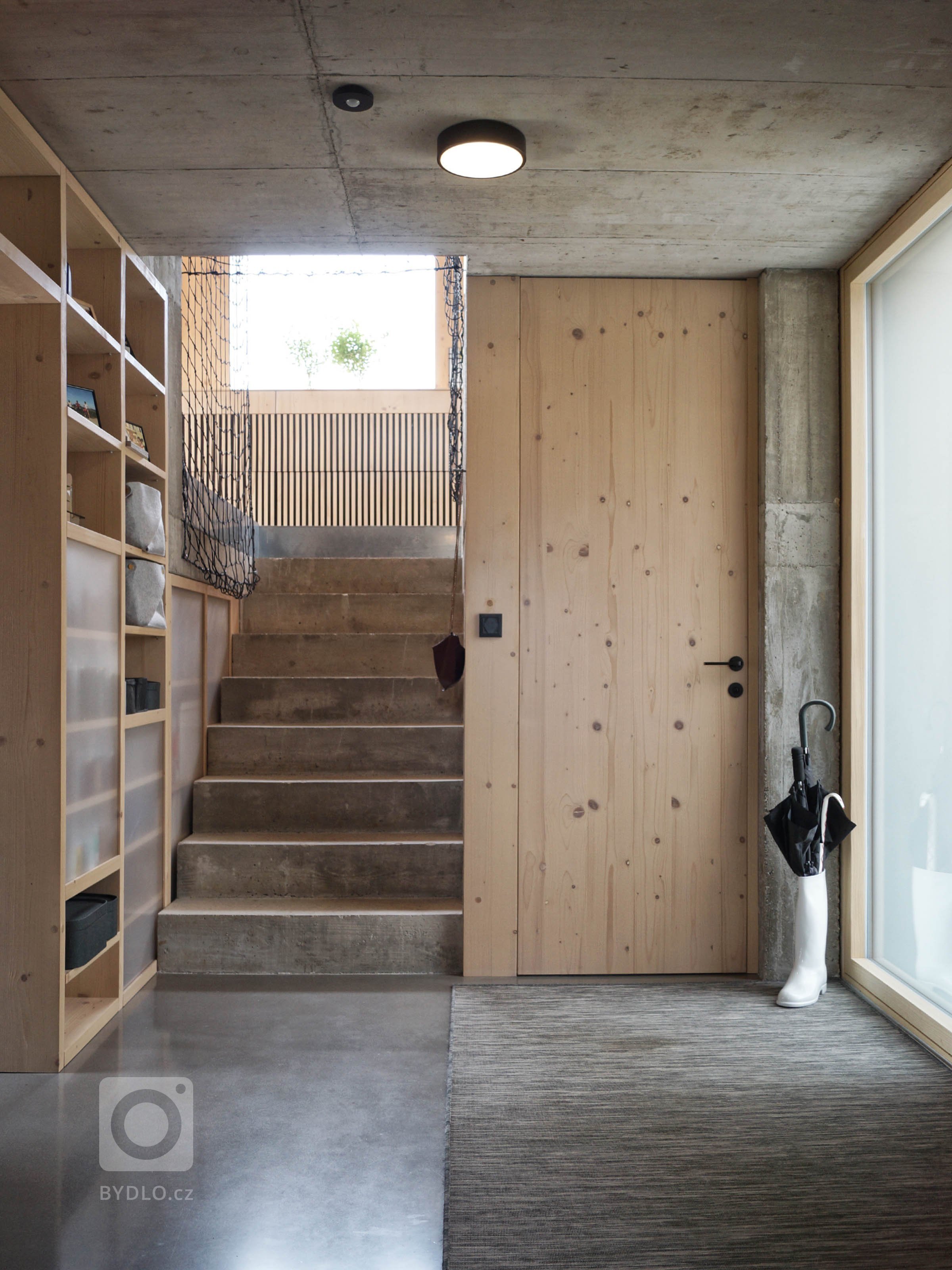 Rodinný dom na úpätí Národného parku Veľká Fatra je situovaný na hranici medzi intravilánom a extravilánom. Ľudovo je dom umiestnený za humnami, takže celé…