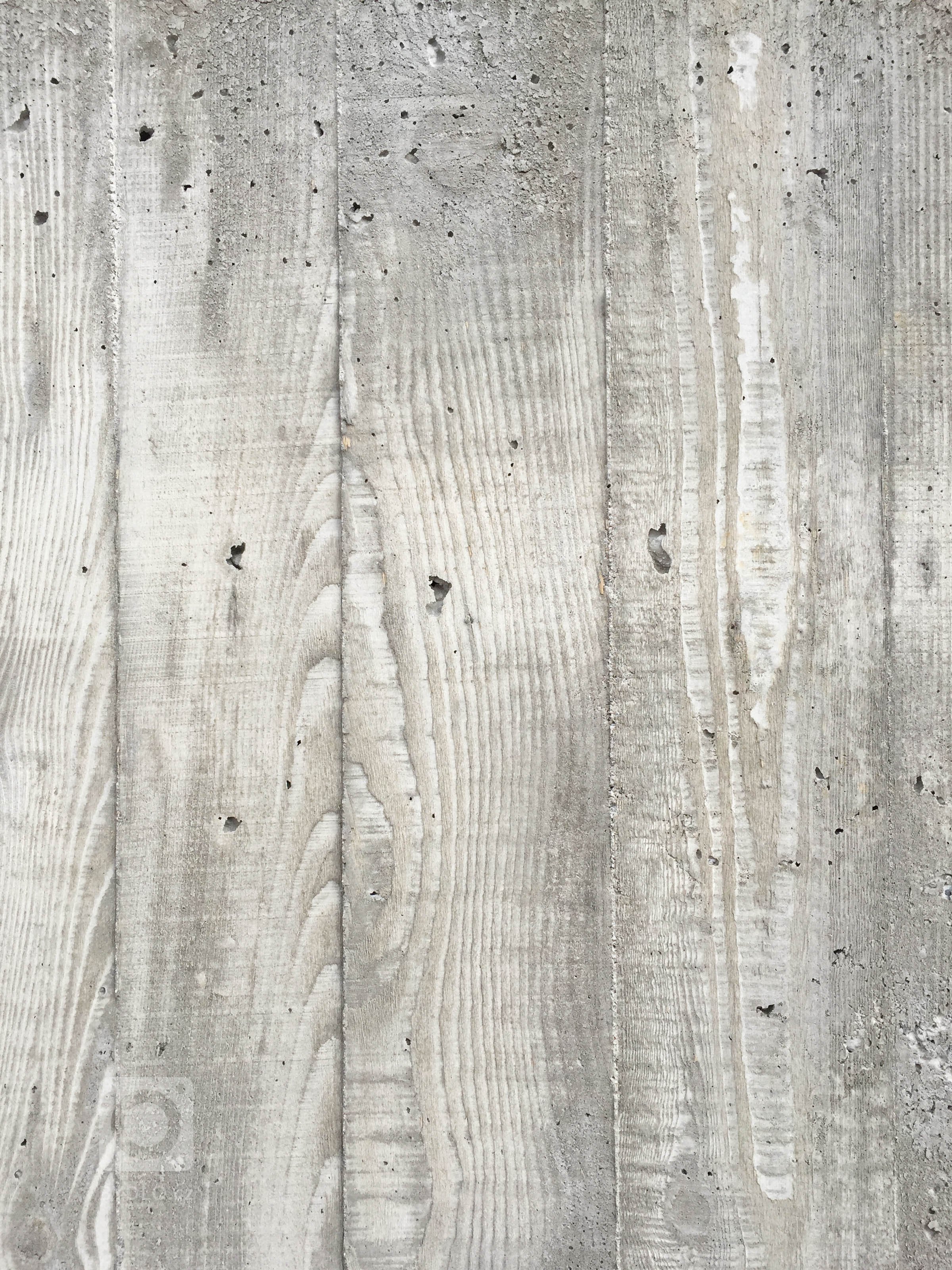 Rodinný dom na úpätí Národného parku Veľká Fatra je situovaný na hranici medzi intravilánom a extravilánom. Ľudovo je dom umiestnený za humnami, takže celé…