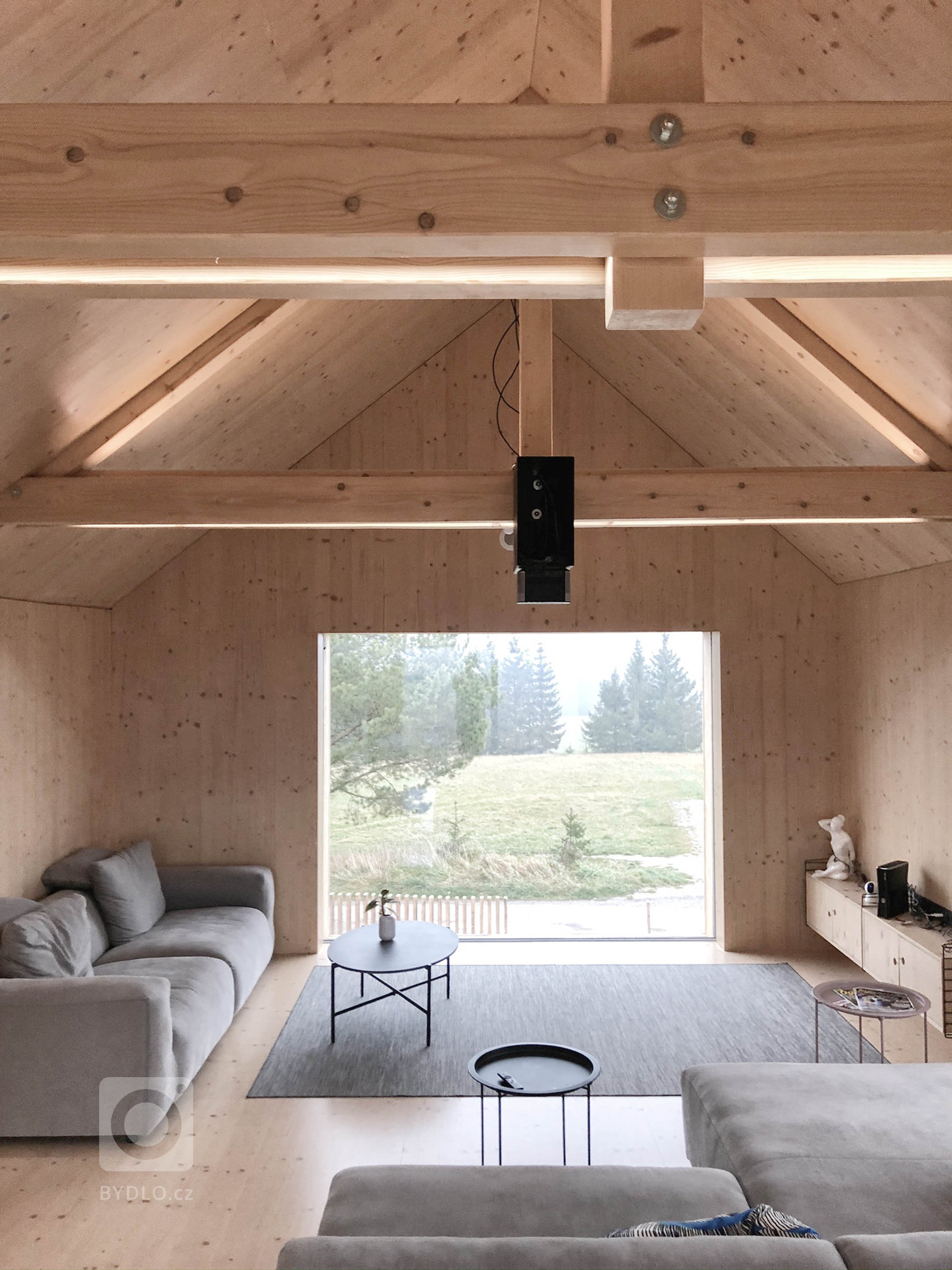 Rodinný dom na úpätí Národného parku Veľká Fatra je situovaný na hranici medzi intravilánom a extravilánom. Ľudovo je dom umiestnený za humnami, takže celé…