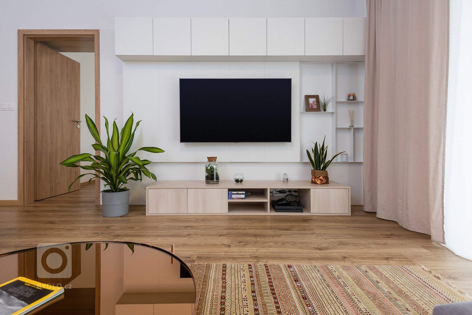 Nadmieru príjemná a útulná realizácia interiéru pre sympatický mladý pár. Srdcom neveľkého interiéru sa okamžite stal združený obytný priestor, najmä kuchyňa s neopakovateľnou  medenou zástenou.

Jemne industriálny vzhľad prepojený s prvkami škandinávie dodal potrebnú atmosféru a aj domácku podobu interiéru. Citlivo premyslené detaily, množstvo svetla aj prepracované vyhotovenie sú plne v súlade s funkčnou náplňou a požiadavkami klientov.