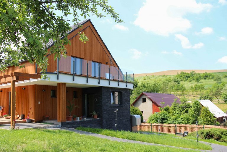 rodinný dom zo 60. rokov sme kompletne zrekonštruovali do novej súčasnej architektúry. budova sa nachádza na vidieku v horách. drevený obklad bol kľúčovým…