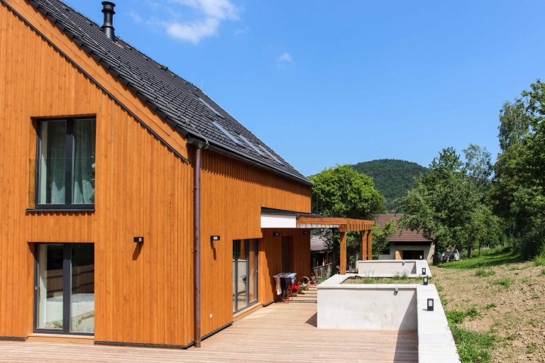 rodinný dom zo 60. rokov sme kompletne zrekonštruovali do novej súčasnej architektúry. budova sa nachádza na vidieku v horách. drevený obklad bol kľúčovým…