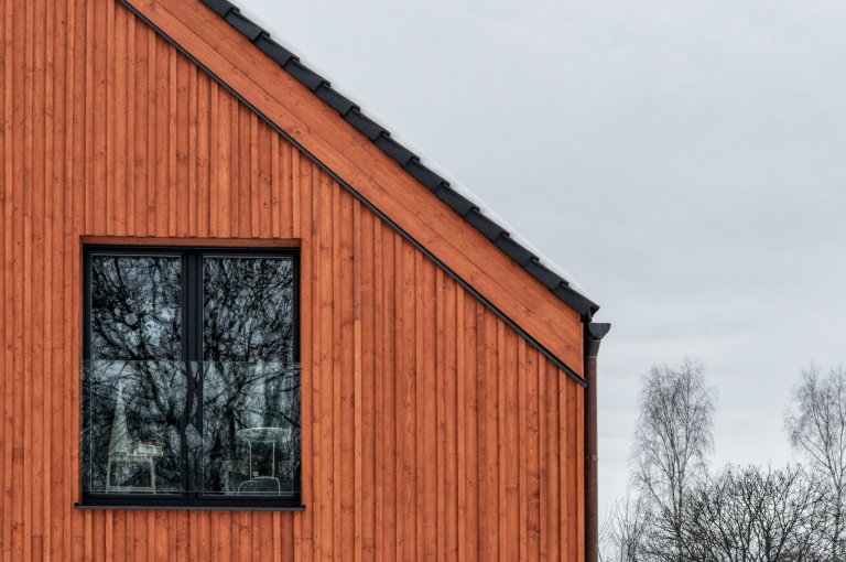 rodinný dom zo 60. rokov sme kompletne zrekonštruovali do novej súčasnej architektúry. budova sa nachádza na vidieku v horách. drevený obklad bol kľúčovým…
