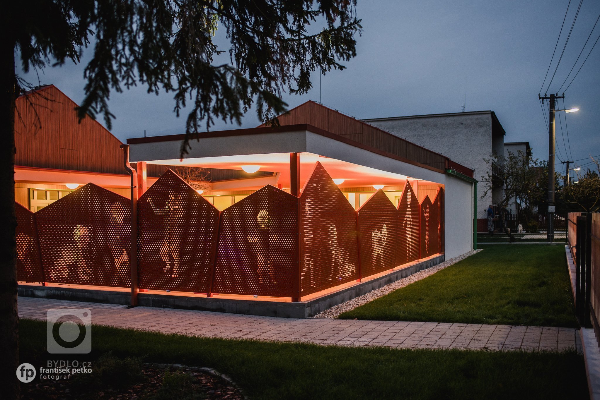 Máme veľkú radosť, že projekt novostavby detských jaslí v obci Predmier, okres Bytča dosiahol svoju reálnu podobu. Nahliadnite do čistých a útulných priestorov…