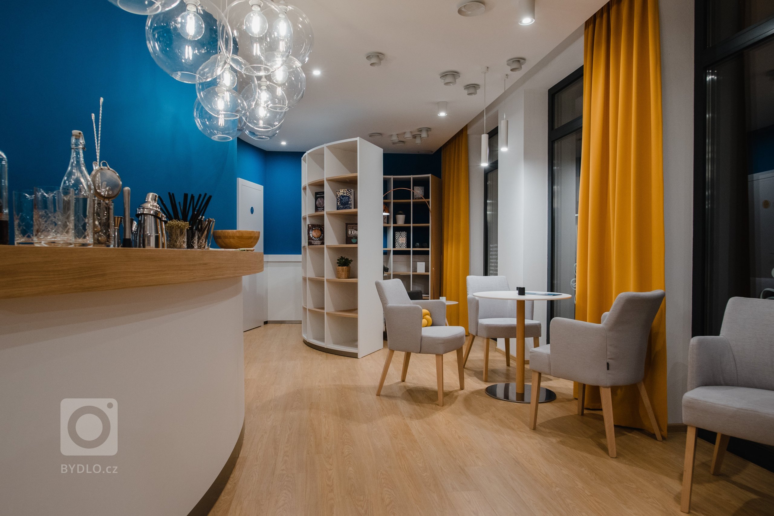 Cieľom bolo vytvoriť jedinečný a&nbsp;originálny interiér kaviarne v&nbsp;škandinávskom štýle podľa požiadaviek investorov s&nbsp;použitím modrej petrolejovej…