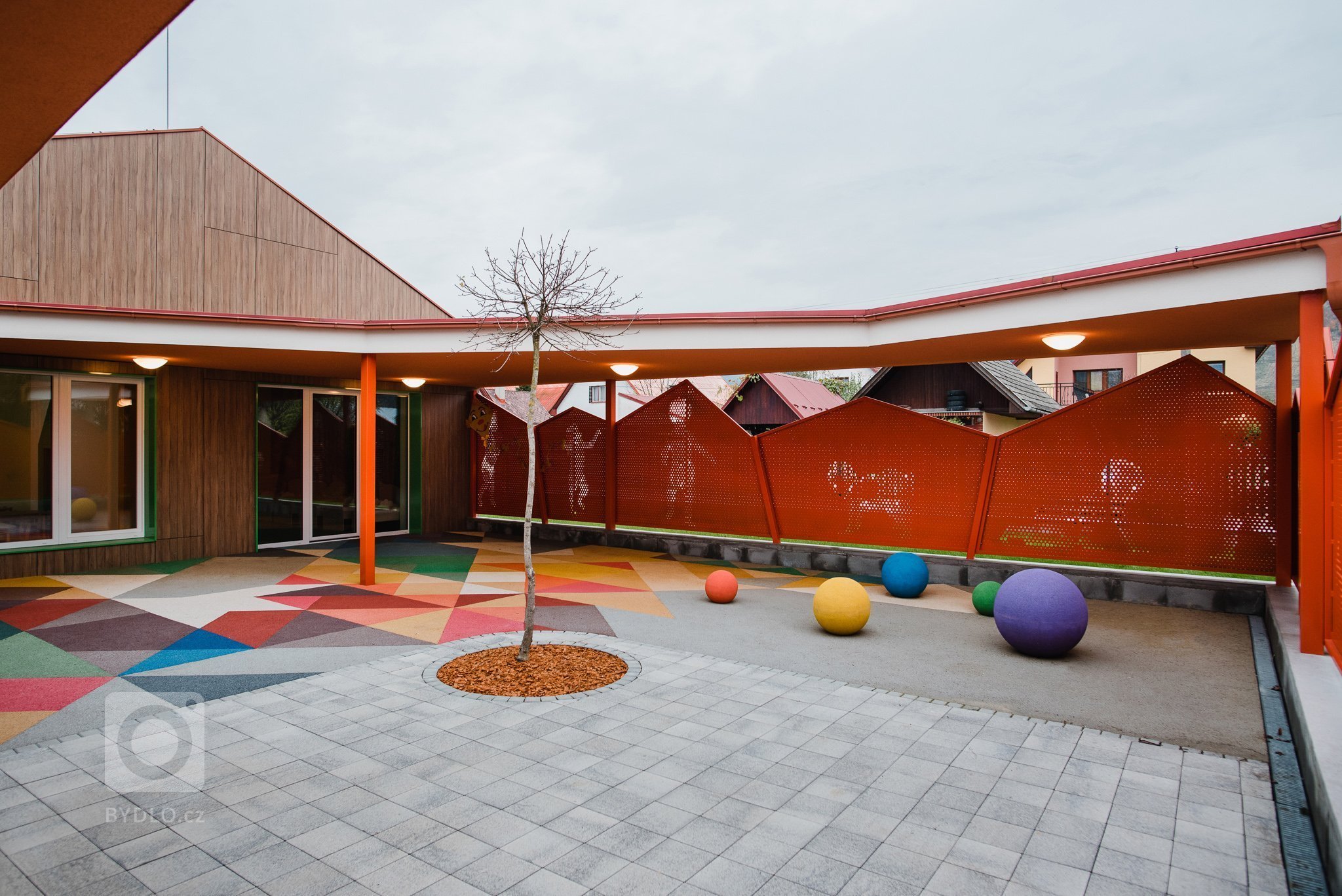 Máme veľkú radosť, že projekt novostavby detských jaslí v obci Predmier, okres Bytča dosiahol svoju reálnu podobu. Nahliadnite do čistých a útulných priestorov…