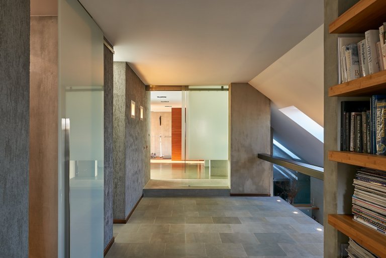 Velkorysý otevřený prostor, kvalitní materiály a nadčasovost, to jsou hlavní charakteristiky moderního mezonetu se střešní terasou z dílny architektky a…