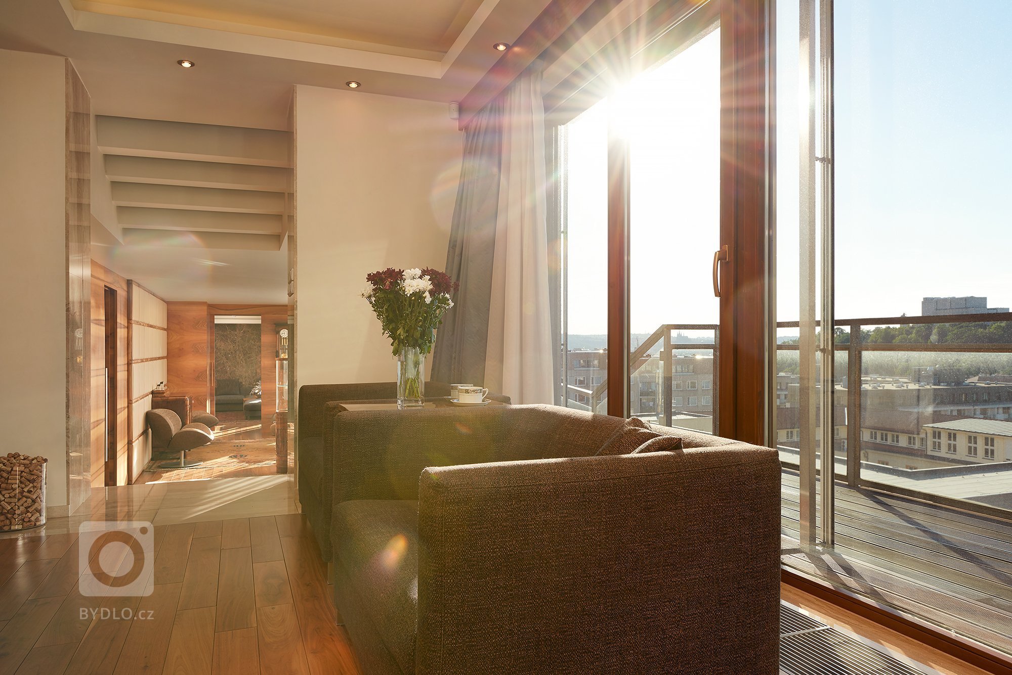 Unikátní penthouse Jeseniova je jedinečný apartmán se střešní zahradou,&nbsp;krytým bazénem, ​​kulečníkem, fitness centrem a poutavým výhledem na Prahu z každé…