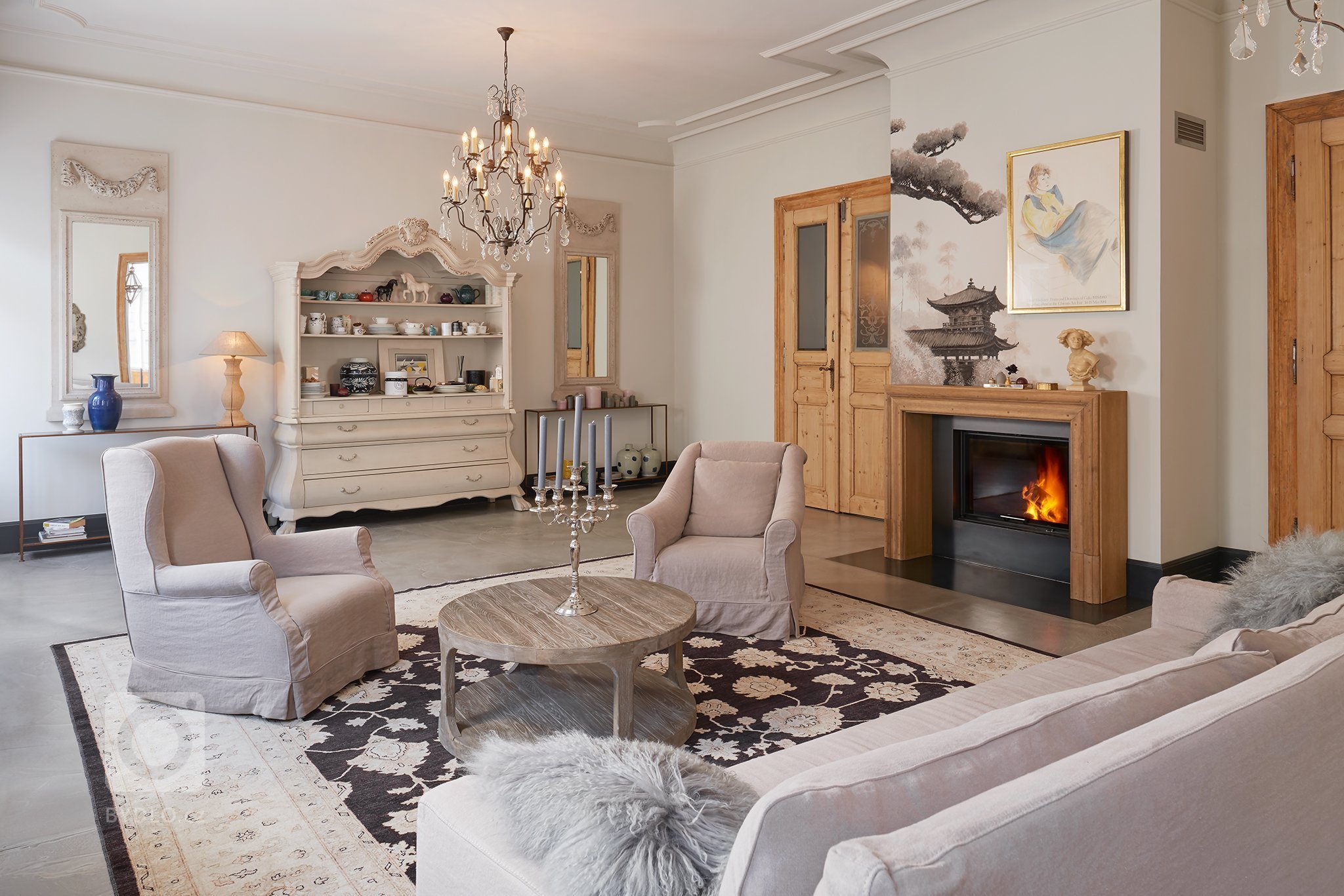 Kompletně zrekonstruovaný velkorysý byt s balkonem a výhledem na Pražský hrad, situovaný ve 2. patře udržovaného renovovaného činžovního domu s výtahem. Byt se…