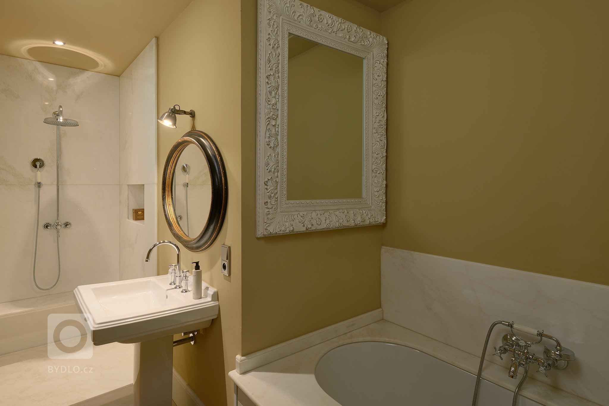 Kompletně zrekonstruovaný velkorysý byt s balkonem a výhledem na Pražský hrad, situovaný ve 2. patře udržovaného renovovaného činžovního domu s výtahem. Byt se…