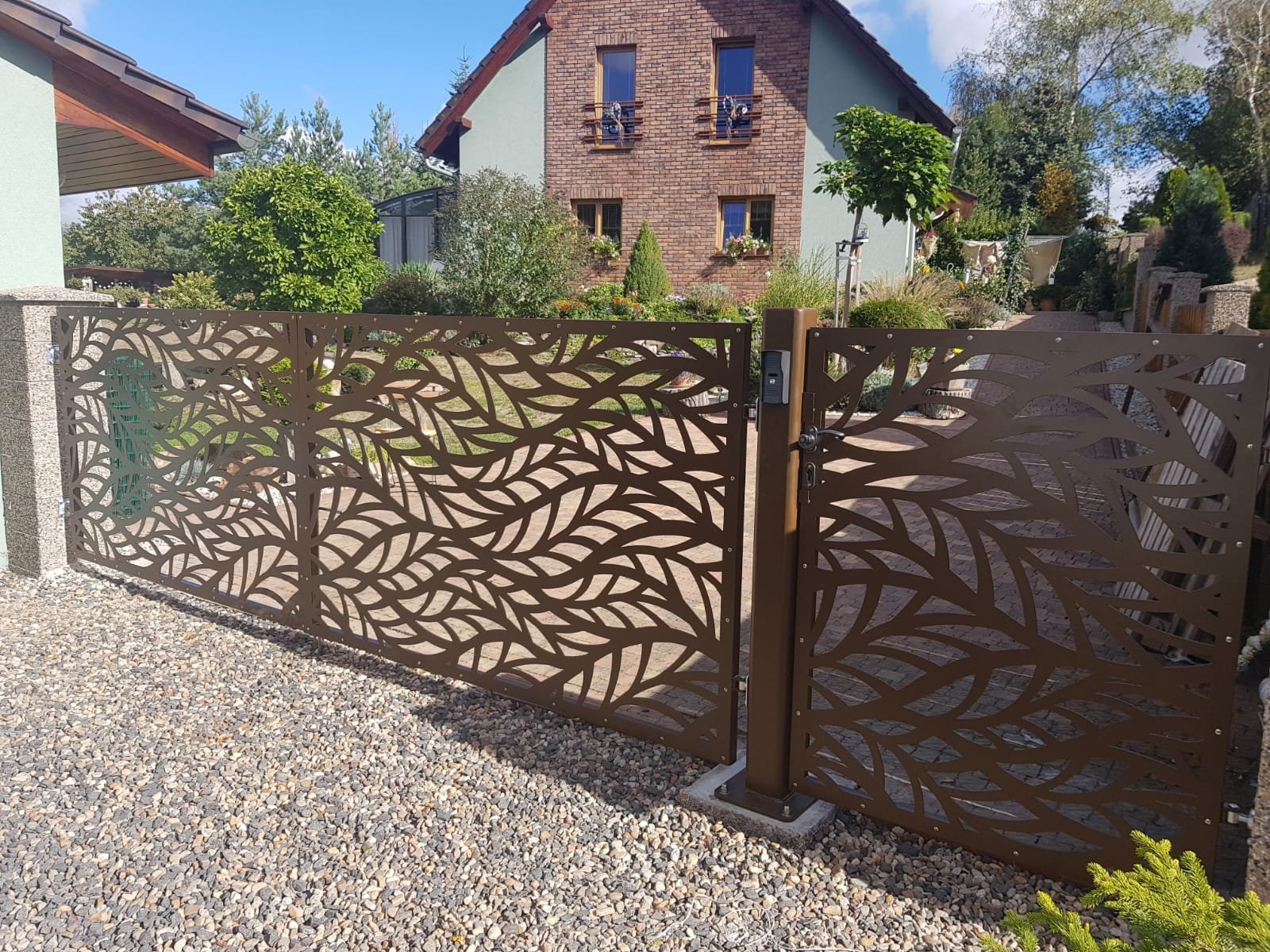 Dodání a montáž designové brány včetně branky.
