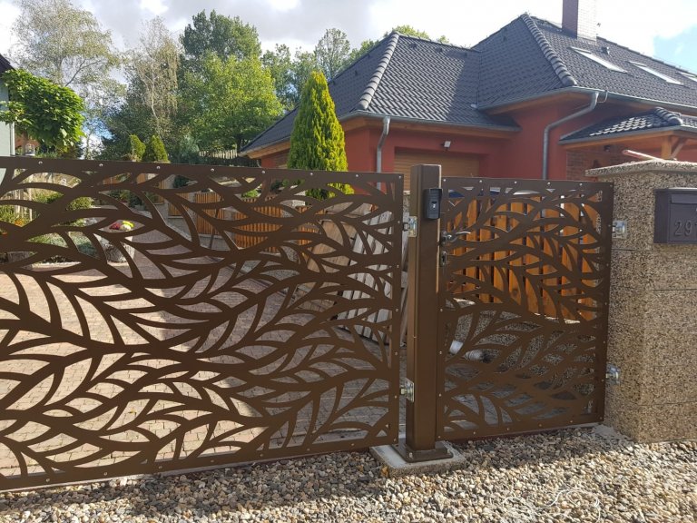 Dodání a montáž designové brány včetně branky.
