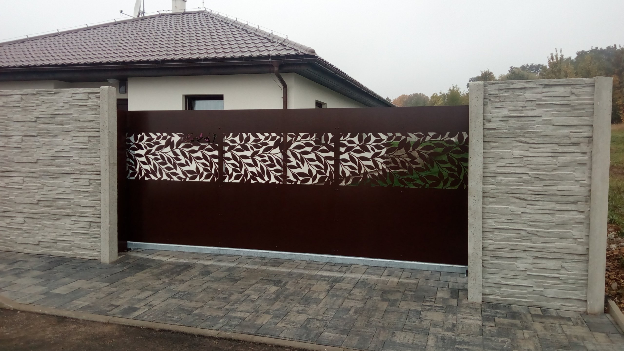 Dodání a montáž designové výplně do již zhotovené brány.

Výplň vyrobena z hliníkového plechu o síle 3mm.
