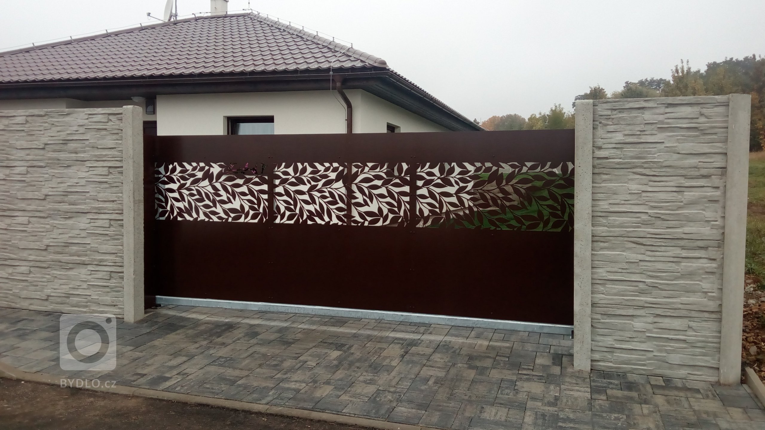 Dodání a montáž designové výplně do již zhotovené brány.

Výplň vyrobena z hliníkového plechu o síle 3mm.
