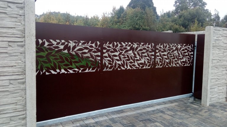 Dodání a montáž designové výplně do již zhotovené brány.

Výplň vyrobena z hliníkového plechu o síle 3mm.
