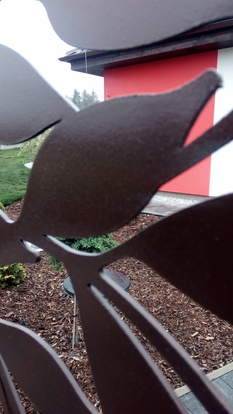 Dodání a montáž designové výplně do již zhotovené brány.

Výplň vyrobena z hliníkového plechu o síle 3mm.
