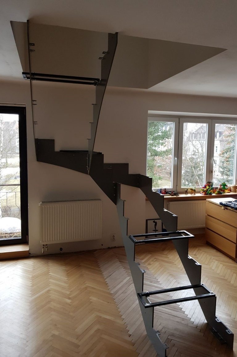 Dodání a montáž interiérového schodiště ve starší zástavbě.
