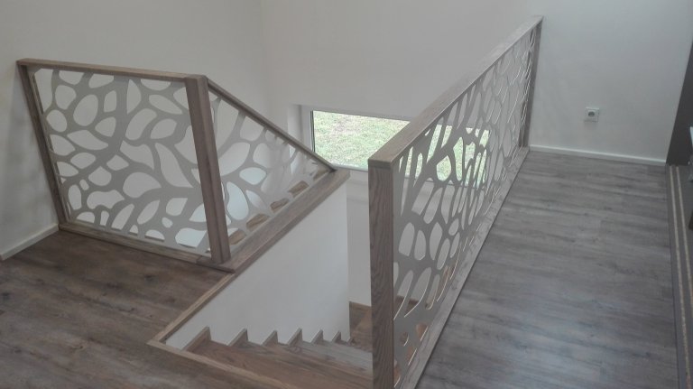 Designová výplň interiérového zábradlí.