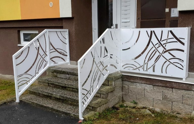 Designové zábradlí u vchodu panelového domu.