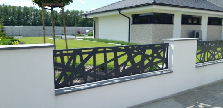 Realizované oplocení nového rodinného domu. Výška plotových dílců koresponduje se šířkou oken domu v pozadí. Moderní design však strhává pozornost více na…
