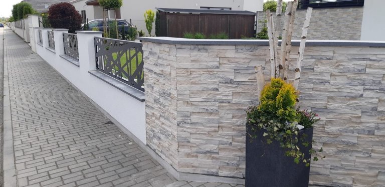 Realizované oplocení nového rodinného domu. Výška plotových dílců koresponduje se šířkou oken domu v pozadí. Moderní design však strhává pozornost více na…