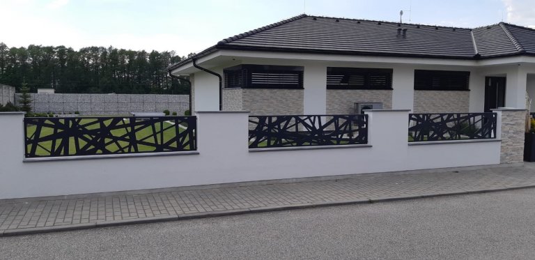Realizované oplocení nového rodinného domu. Výška plotových dílců koresponduje se šířkou oken domu v pozadí. Moderní design však strhává pozornost více na…