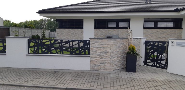 Realizované oplocení nového rodinného domu. Výška plotových dílců koresponduje se šířkou oken domu v pozadí. Moderní design však strhává pozornost více na…