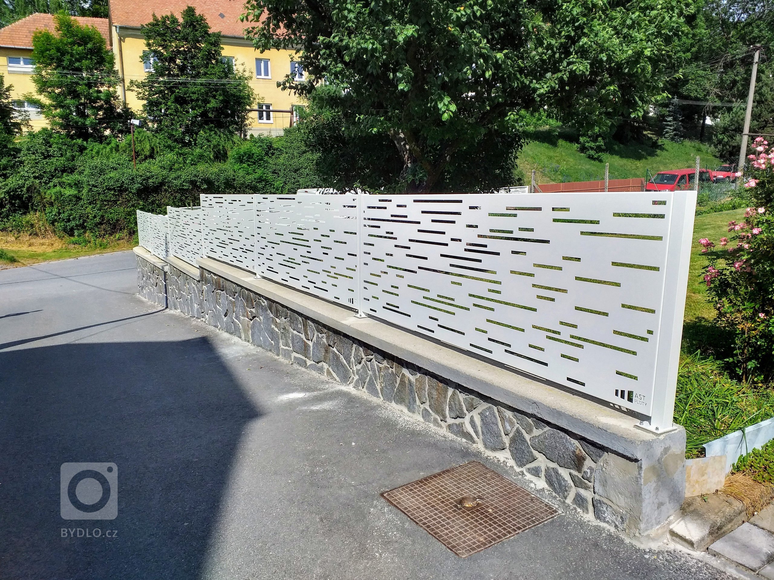 Hliníkový designový plot.
