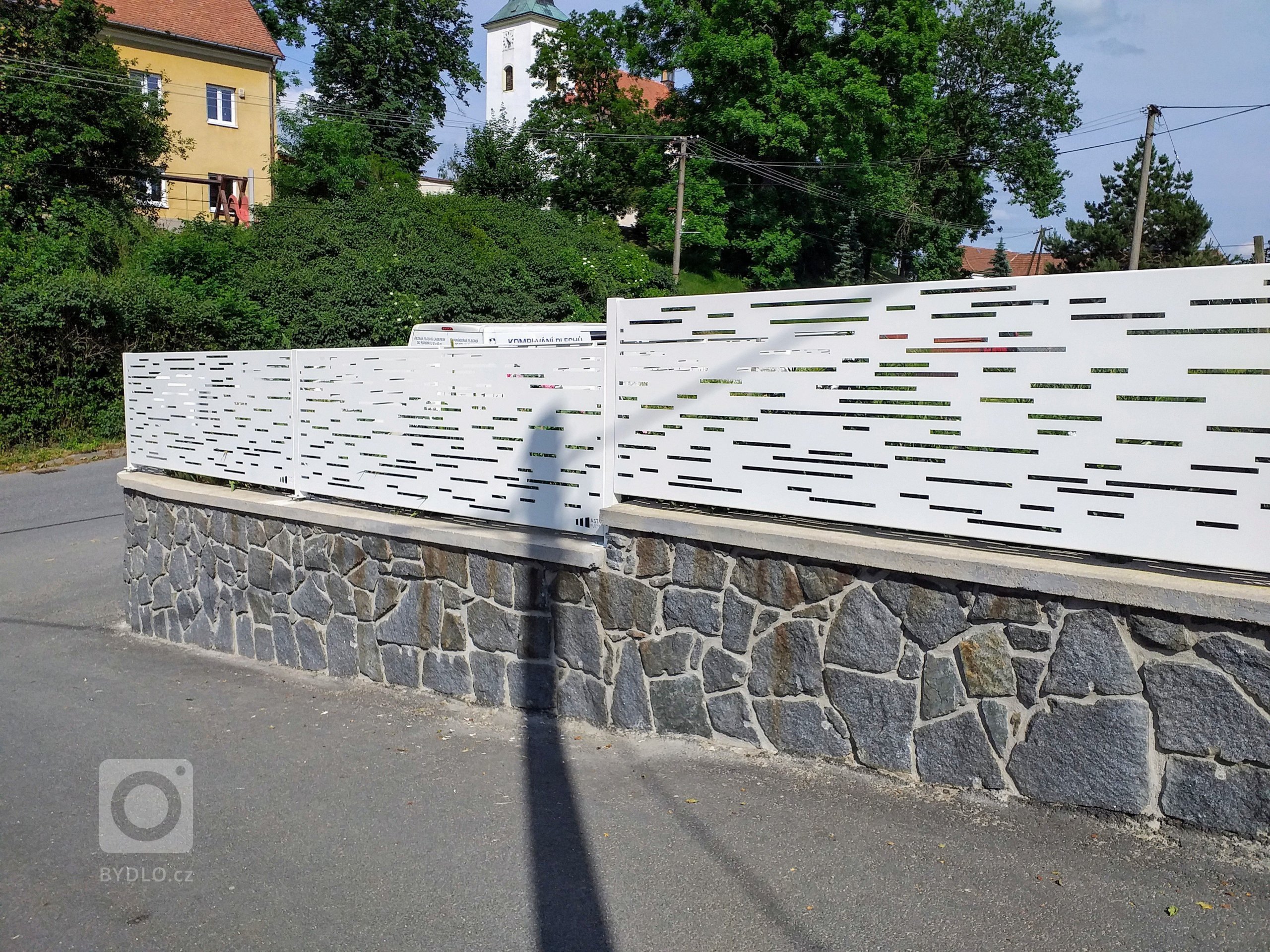 Hliníkový designový plot.
