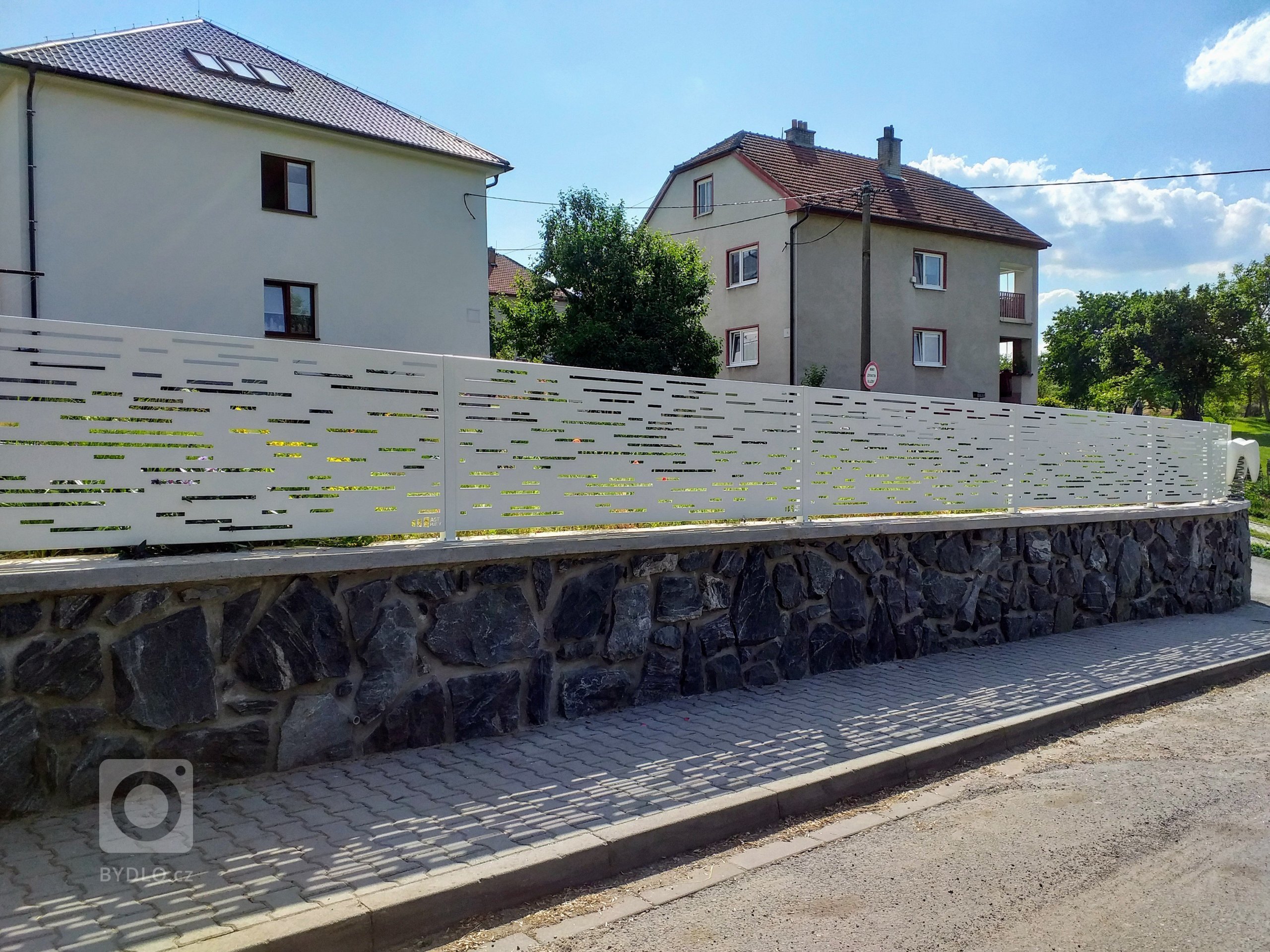 Hliníkový designový plot.
