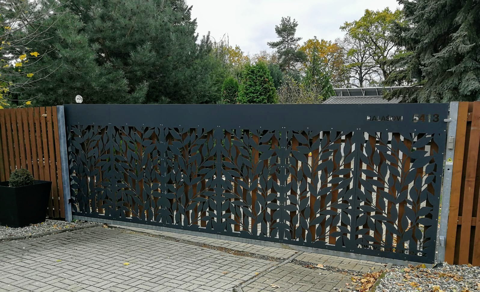 Dodání a montáž designové výplně do již zhotovené brány.

Výplň vyrobena z hliníkového plechu o síle 3mm.

