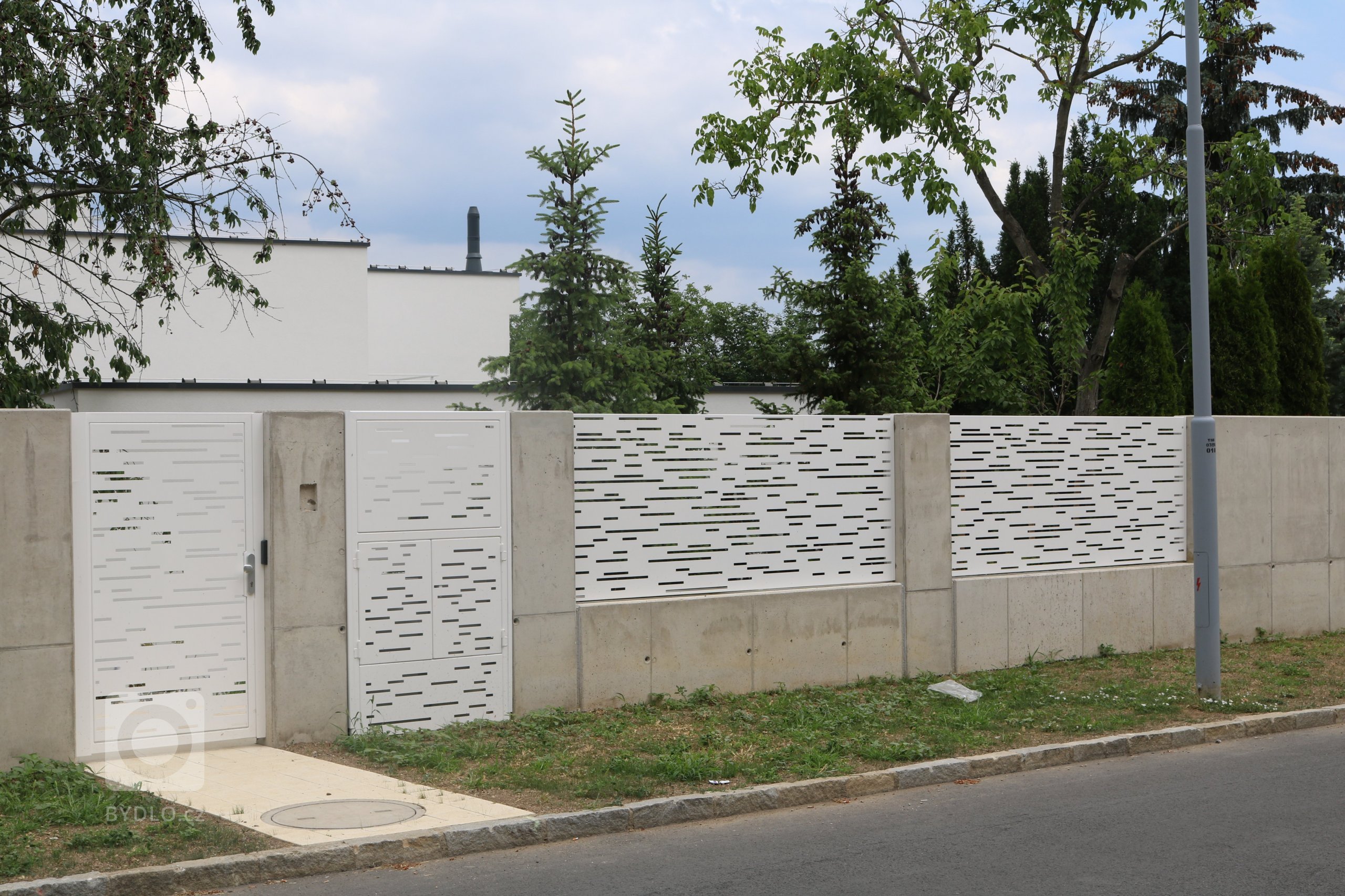 Návrh, dodání a montáž kompletního oplocení včetně zábradlí šikmých stran.
