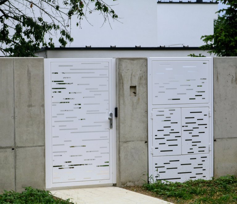 Návrh, dodání a montáž kompletního oplocení včetně zábradlí šikmých stran.
