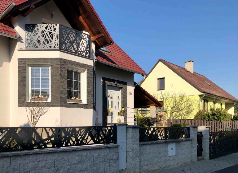 Jak lze&nbsp;oživit Váš dům a sladit jednotlivé prvky v moderním designu?&nbsp;Moderní plot, balkonové zábradlí a posuvná vjezdová brána v oblíbeném designu…