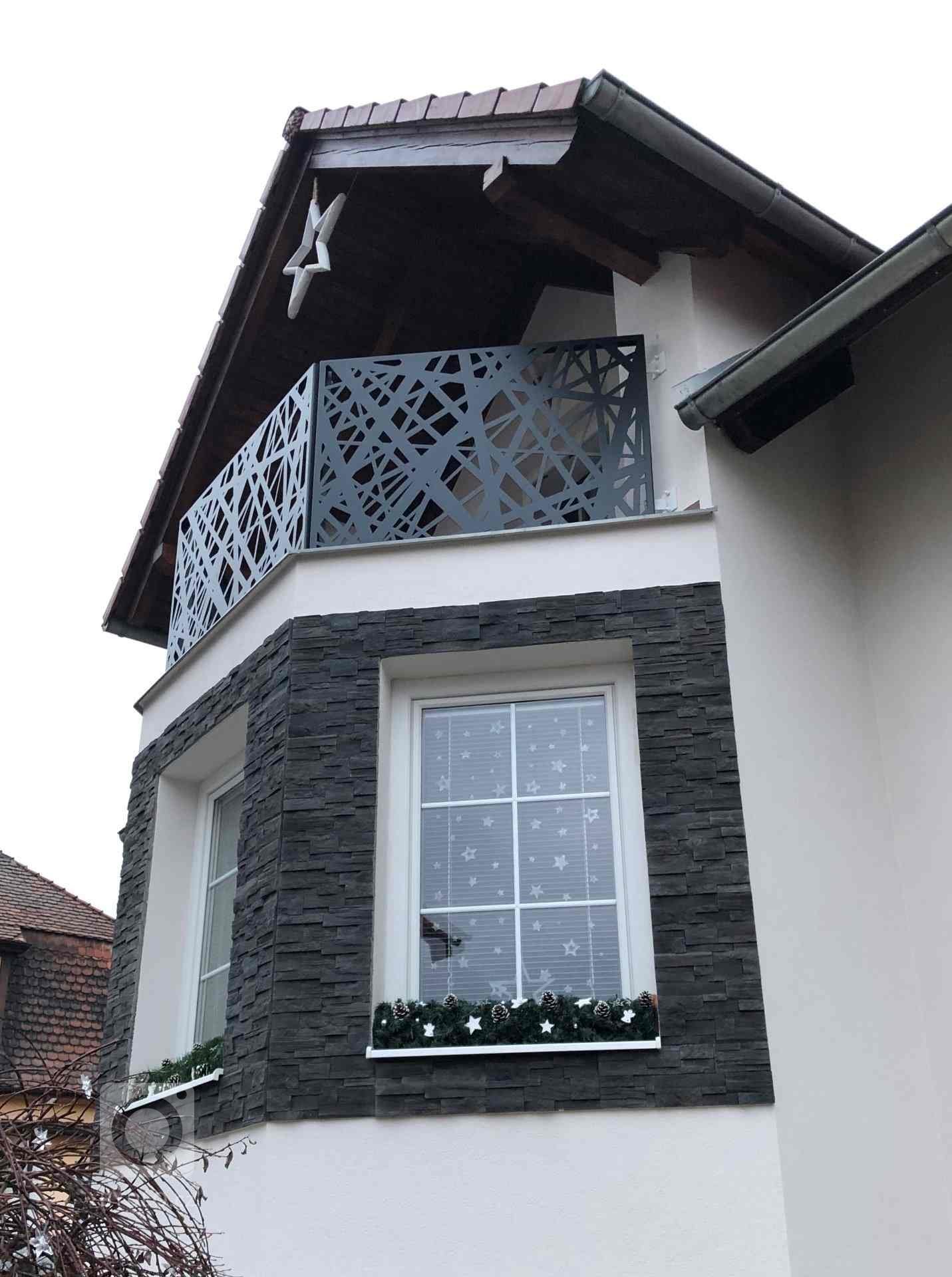 Jak lze&nbsp;oživit Váš dům a sladit jednotlivé prvky v moderním designu?&nbsp;Moderní plot, balkonové zábradlí a posuvná vjezdová brána v oblíbeném designu…