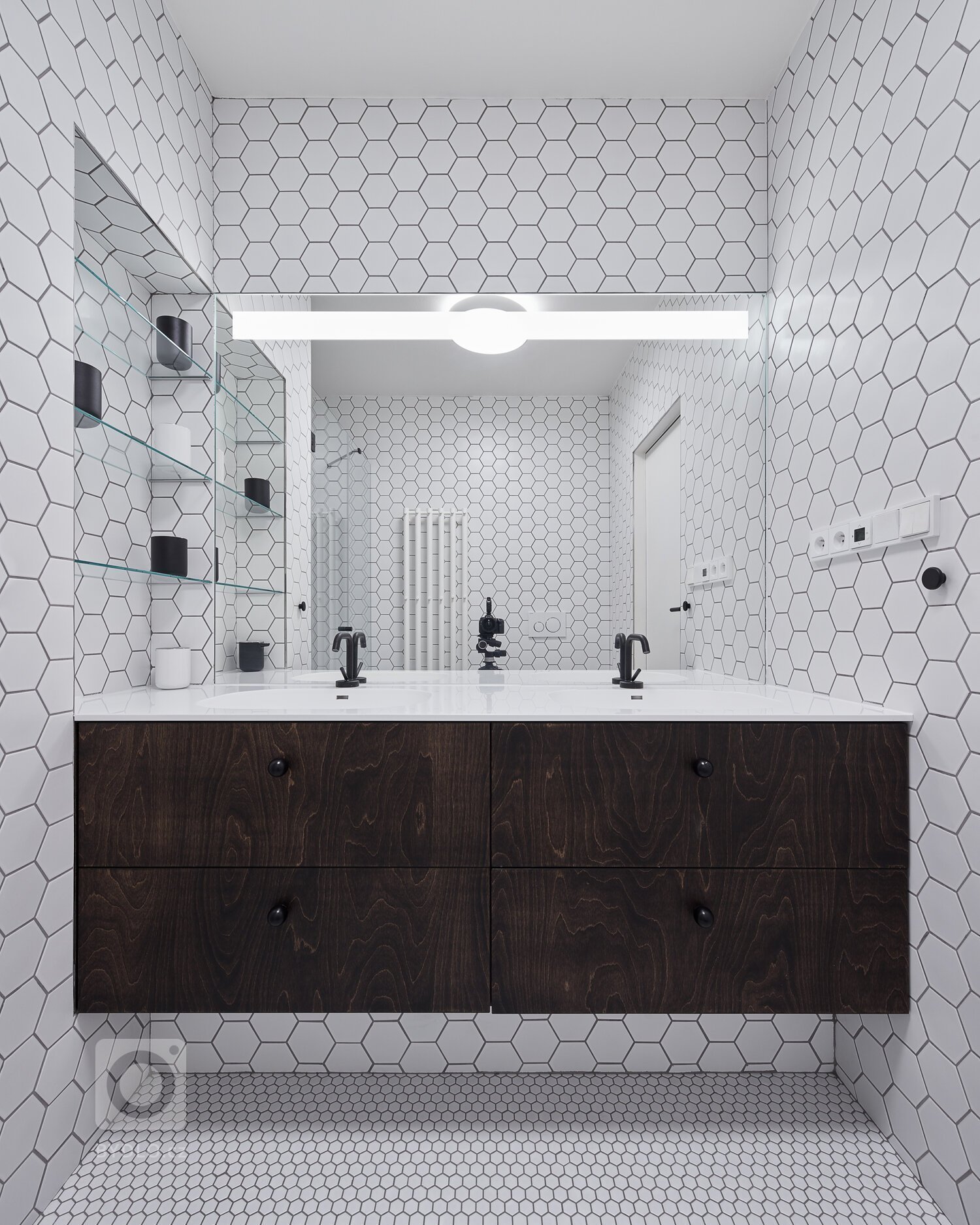 Úzká ulička, kde se zachoval ospalý charakter starých Jinonic, se rozšiřuje a vytváří malé náměstí se studnou.&nbsp;Dominoval zde opuštěný dům, tvořený…