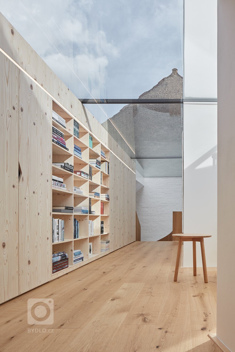 Úzká ulička, kde se zachoval ospalý charakter starých Jinonic, se rozšiřuje a vytváří malé náměstí se studnou.&nbsp;Dominoval zde opuštěný dům, tvořený…