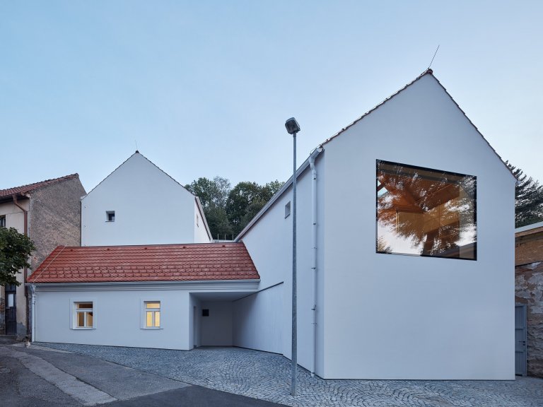 Úzká ulička, kde se zachoval ospalý charakter starých Jinonic, se rozšiřuje a vytváří malé náměstí se studnou.&nbsp;Dominoval zde opuštěný dům, tvořený…