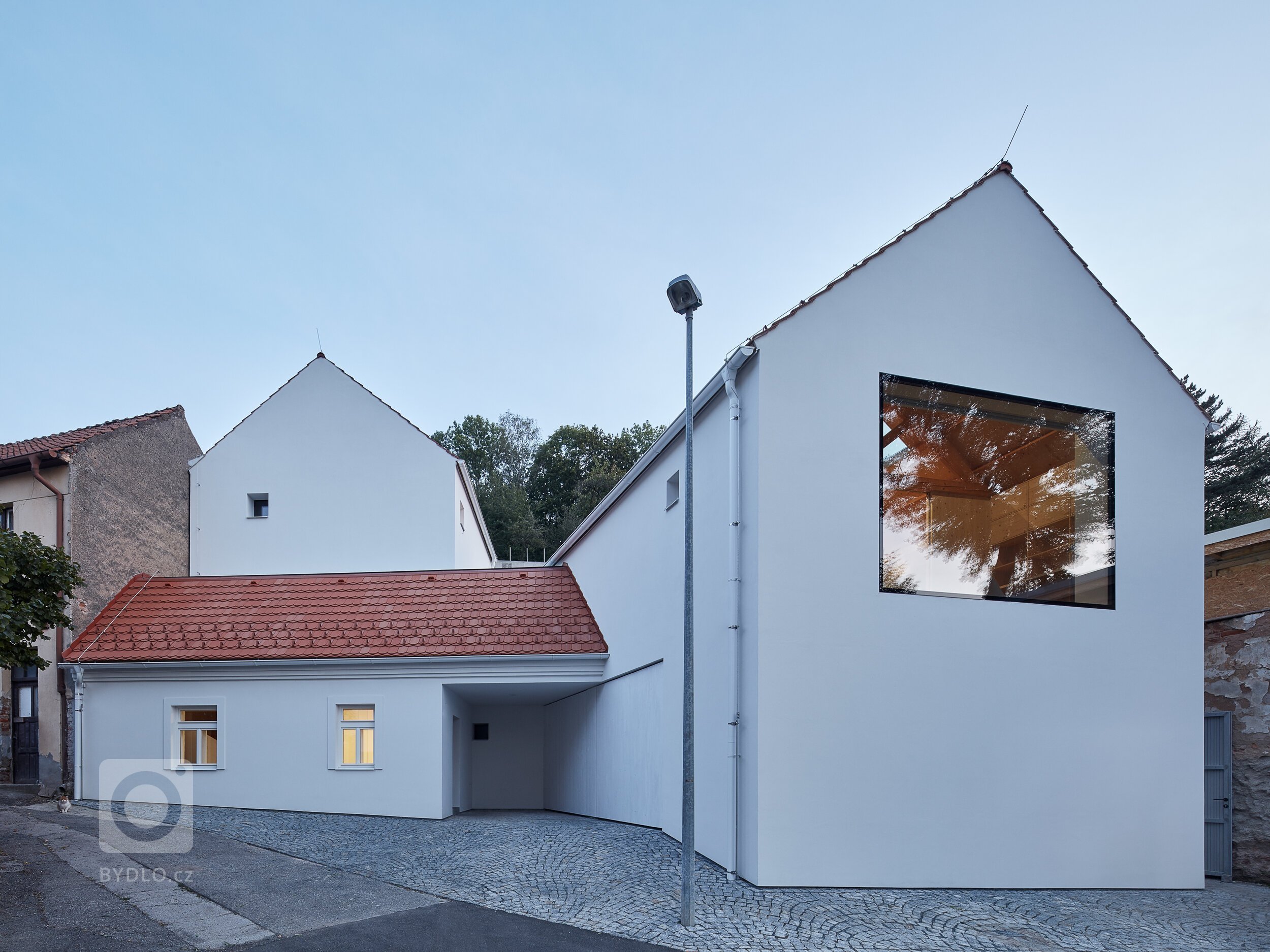 Úzká ulička, kde se zachoval ospalý charakter starých Jinonic, se rozšiřuje a vytváří malé náměstí se studnou.&nbsp;Dominoval zde opuštěný dům, tvořený…