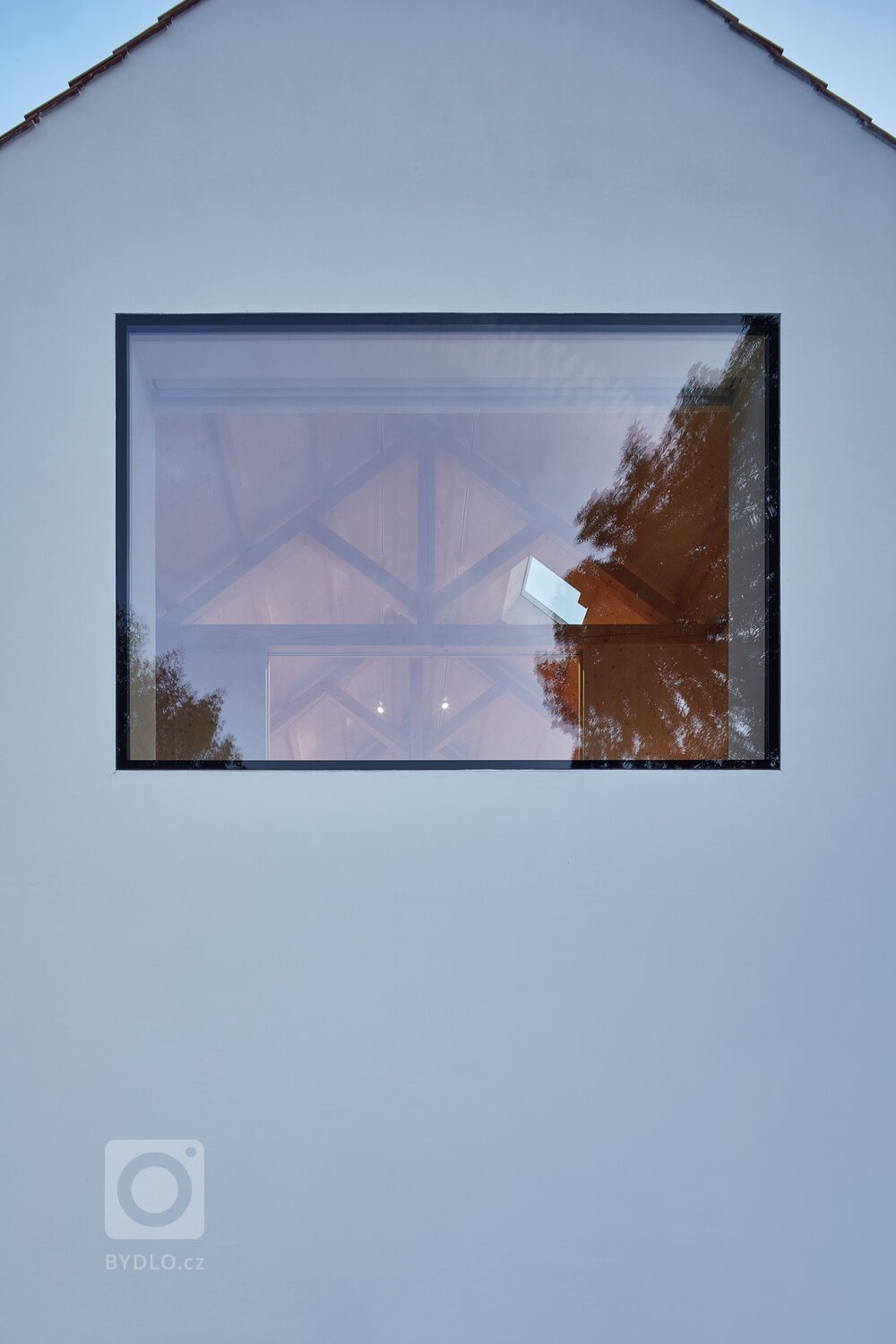 Úzká ulička, kde se zachoval ospalý charakter starých Jinonic, se rozšiřuje a vytváří malé náměstí se studnou.&nbsp;Dominoval zde opuštěný dům, tvořený…