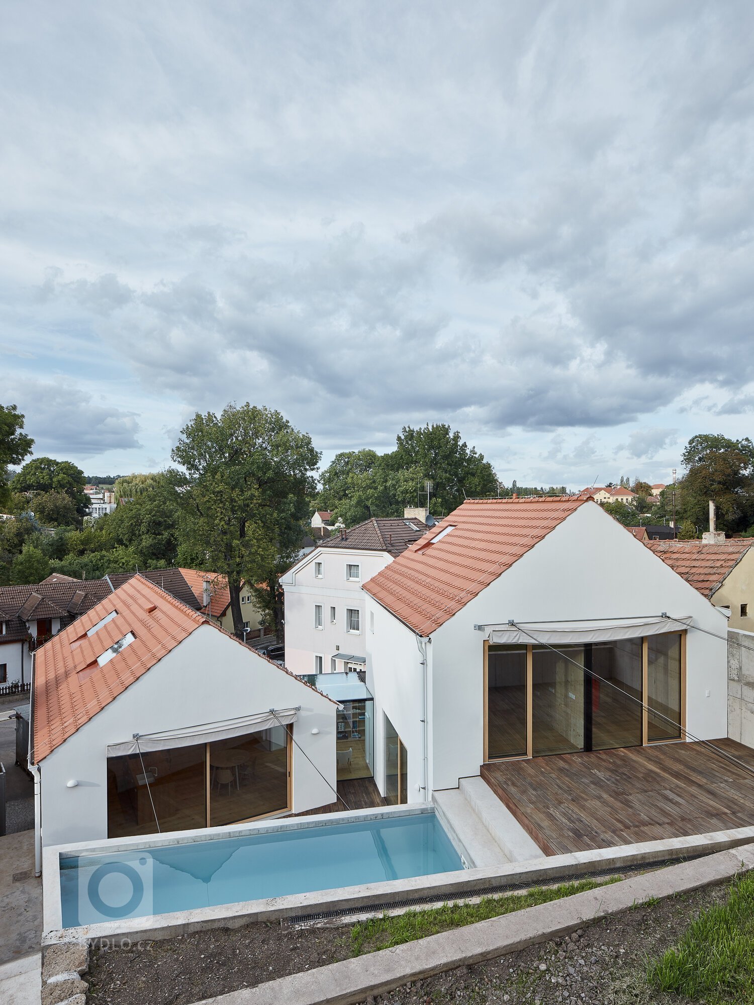 Úzká ulička, kde se zachoval ospalý charakter starých Jinonic, se rozšiřuje a vytváří malé náměstí se studnou.&nbsp;Dominoval zde opuštěný dům, tvořený…