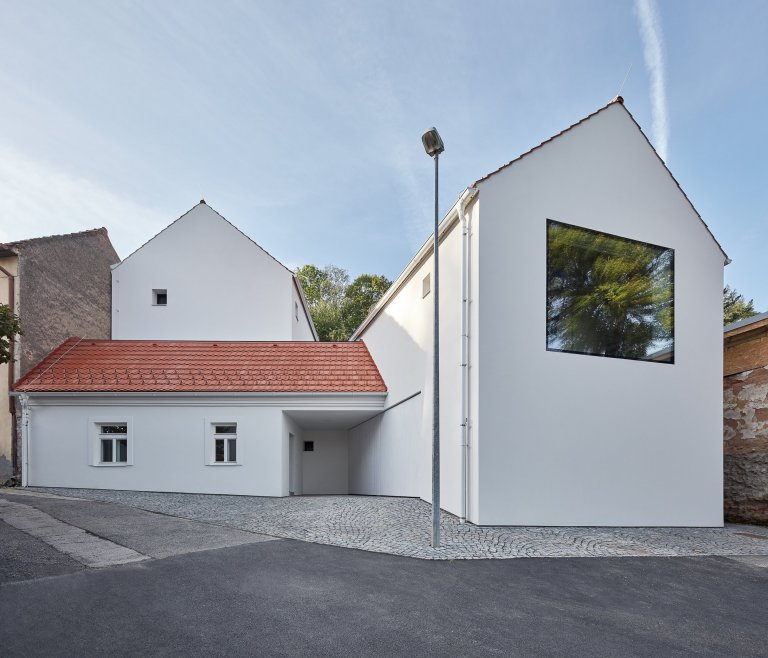 Úzká ulička, kde se zachoval ospalý charakter starých Jinonic, se rozšiřuje a vytváří malé náměstí se studnou.&nbsp;Dominoval zde opuštěný dům, tvořený…
