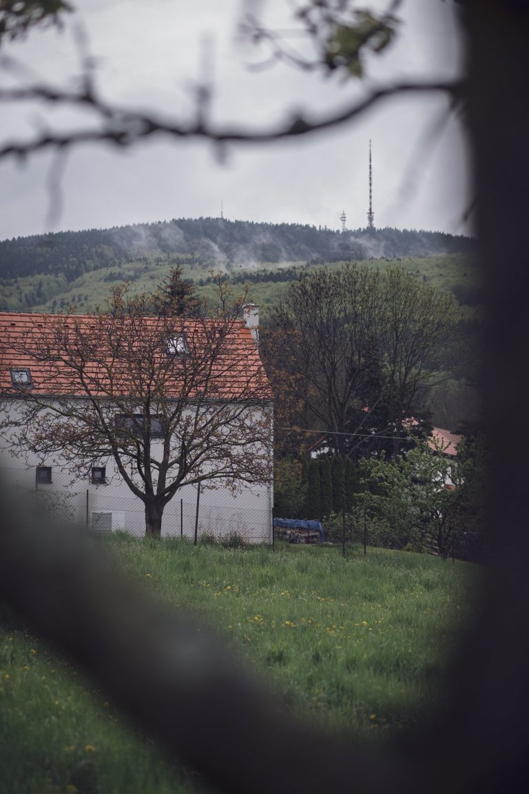 Malý, ale šikovný.

Rodinný dům pro mladou rodinu pod Kletí, je jedna z&nbsp;prvních realizací, na kterou rádi vzpomínáme. Úsporná kompozice dispozic, na…