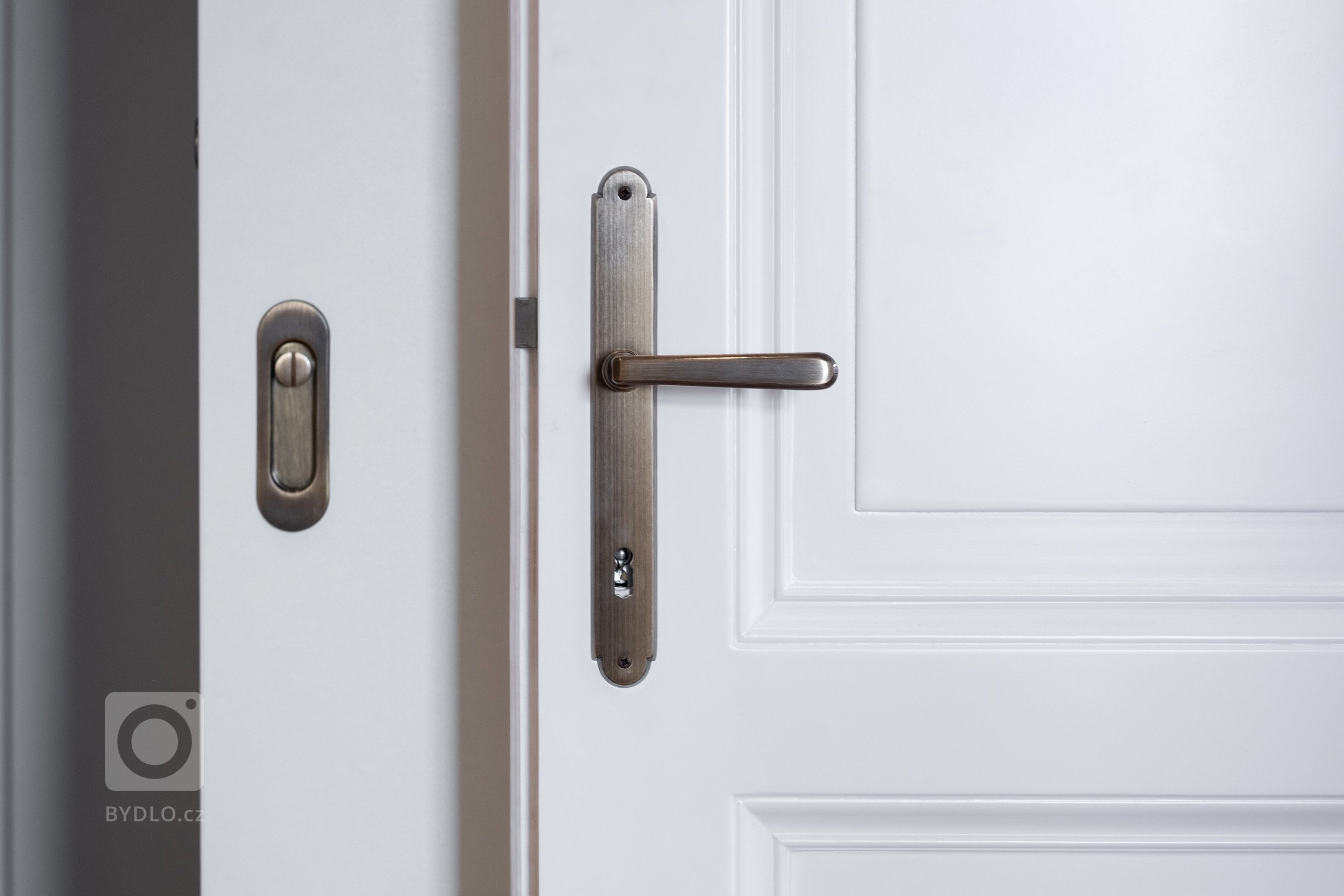 Byt ve 4. patře historického činžovního domu s&nbsp;výhledy do úzkých ulic starých Vršovic, vysoké stropy, velká špaletová okna, poctivé cihlové zdi.

…