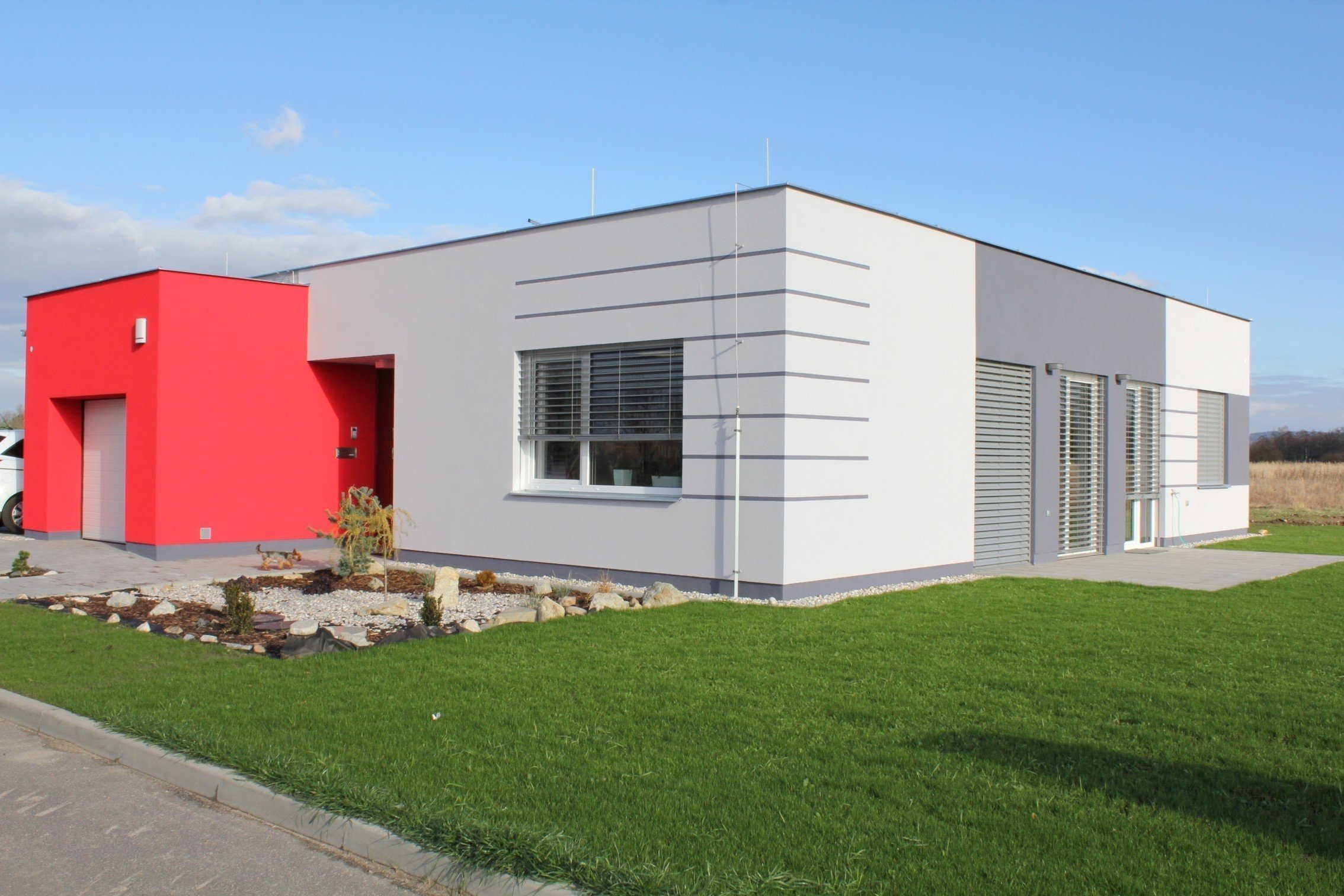 Přízemní objekt, design včetně barevnosti se promítá do řešení interieru