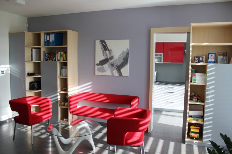 Interier objektu včetně tohoto odpočinkového koutku byl doplněn dekorativními panely zhotovenými na zakázku