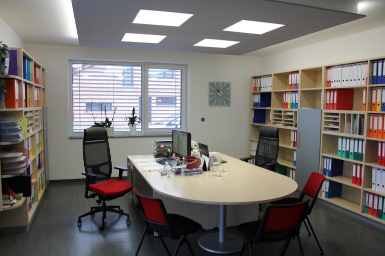 Hlavní pracovní prostor byl navržen včetně atypického osvětlení a nástěnných hodin, které byly vyrobeny na zakázku