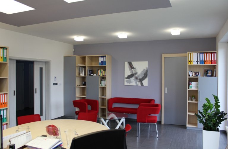 Firemní objekt, navržený v jednotném designu exterieru i interieru. Interier byl řešen komplexně, včetně atypického osvětlení pracovního stolu a malby…