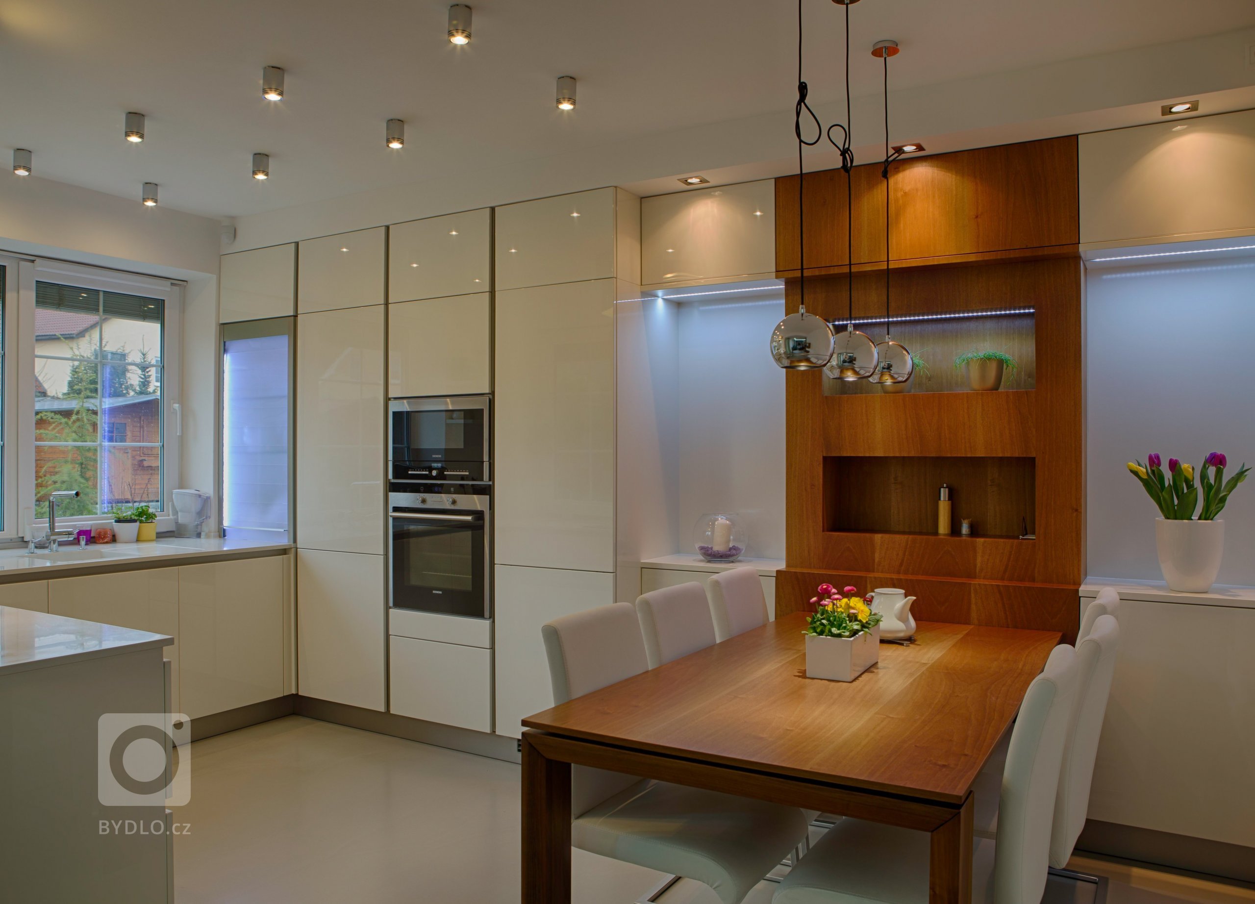 Jedná se o rekonstrukci přízemí v&nbsp;řadovém rodinném domě, který byl postaven na přelomu tisíciletí. Požadavky klienta byly otevřít dispozici tak, aby celý…